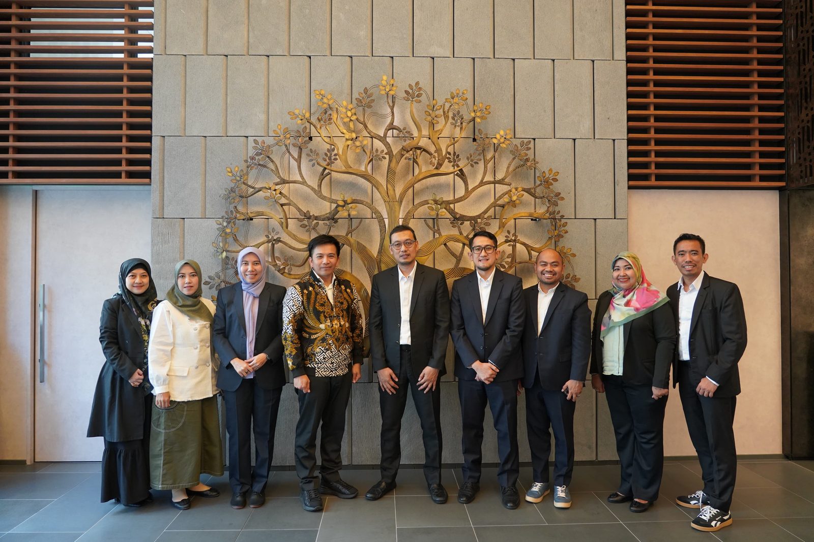 Delegation visit, formal group photo