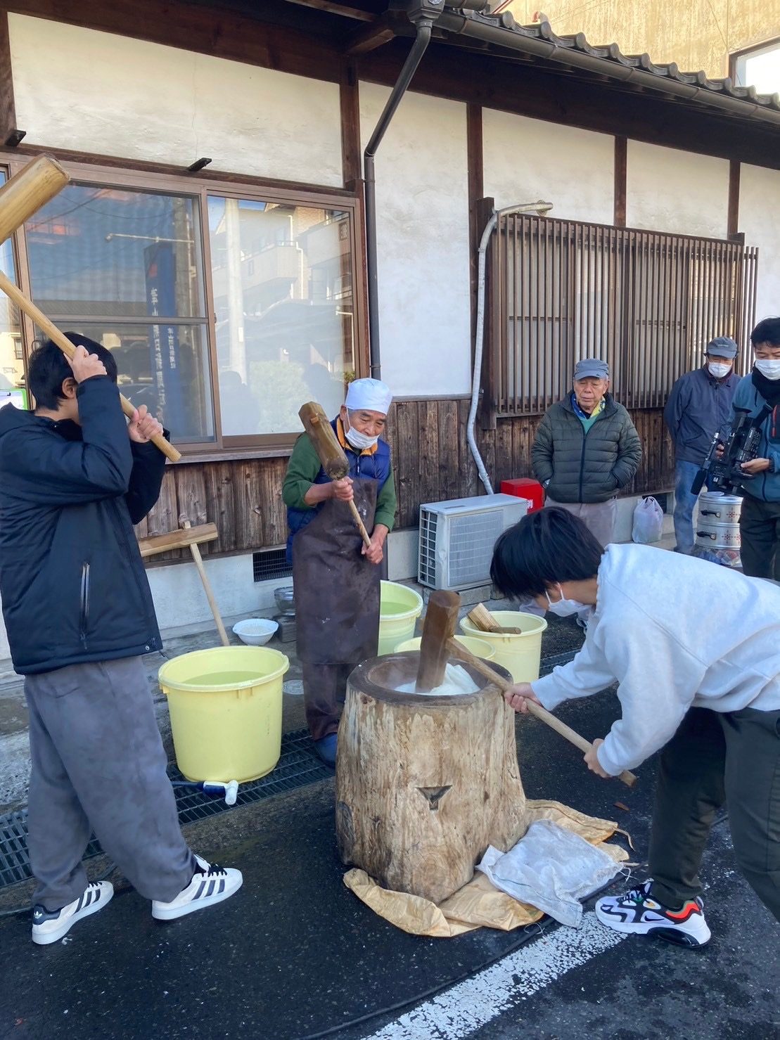 Mochitsuki, pounding rice cakes the traditional way